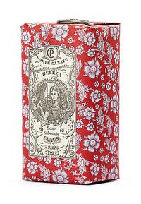 Rote Seifenbox mit floralem Muster und vintage Illustration. Verfügt über ein weißes Etikett mit dem Text "Granatapfel-Seife" und dekorativem Rand.