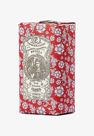 Rode zeepdoos met bloemenpatroon en vintage illustratie. Bevat een wit etiket met de tekst "Granaatappelzeep" en een decoratieve rand.