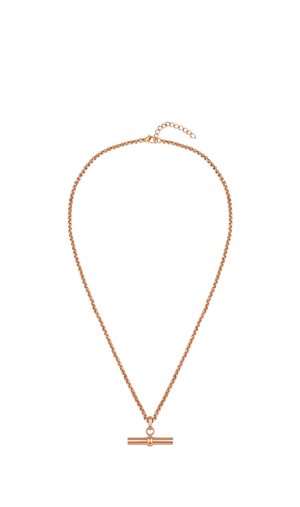 Collana a catena in oro rosa con pendente a barra orizzontale e chiusura regolabile su sfondo bianco.