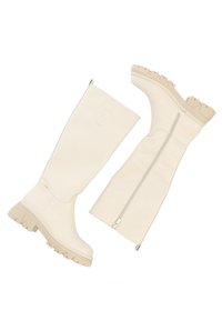 Vita knähöga stövlar gjorda av ett slätt material, med en kraftig sula, en sidodragkedja och en präglad logotyp på den yttre skaftet.