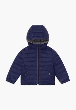 Veste matelassée bleu marine à capuche avec fermeture éclair frontale, deux poches boutonnées et poignets élastiques, conçue pour temps froid.