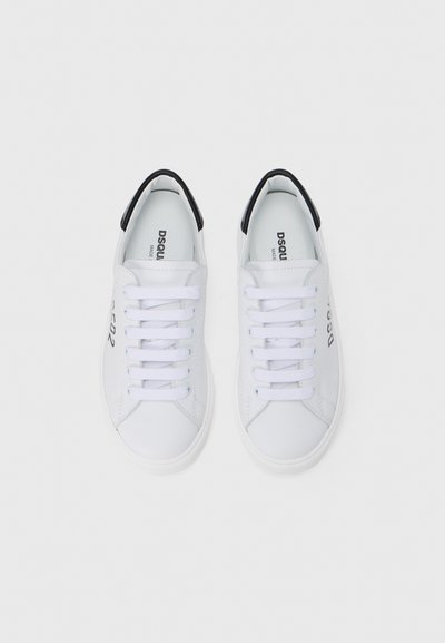 Baskets en cuir blanc avec un design à tige basse, accent talon noir, bout arrondi, et six œillets avec des lacets blancs. Texte "DSQUARED2" sur le côté.