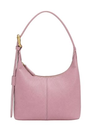 Borsa a tracolla in pelle rosa morbida con cerniera superiore curva, tracolla regolabile e dettaglio fibbia dorata su sfondo bianco.