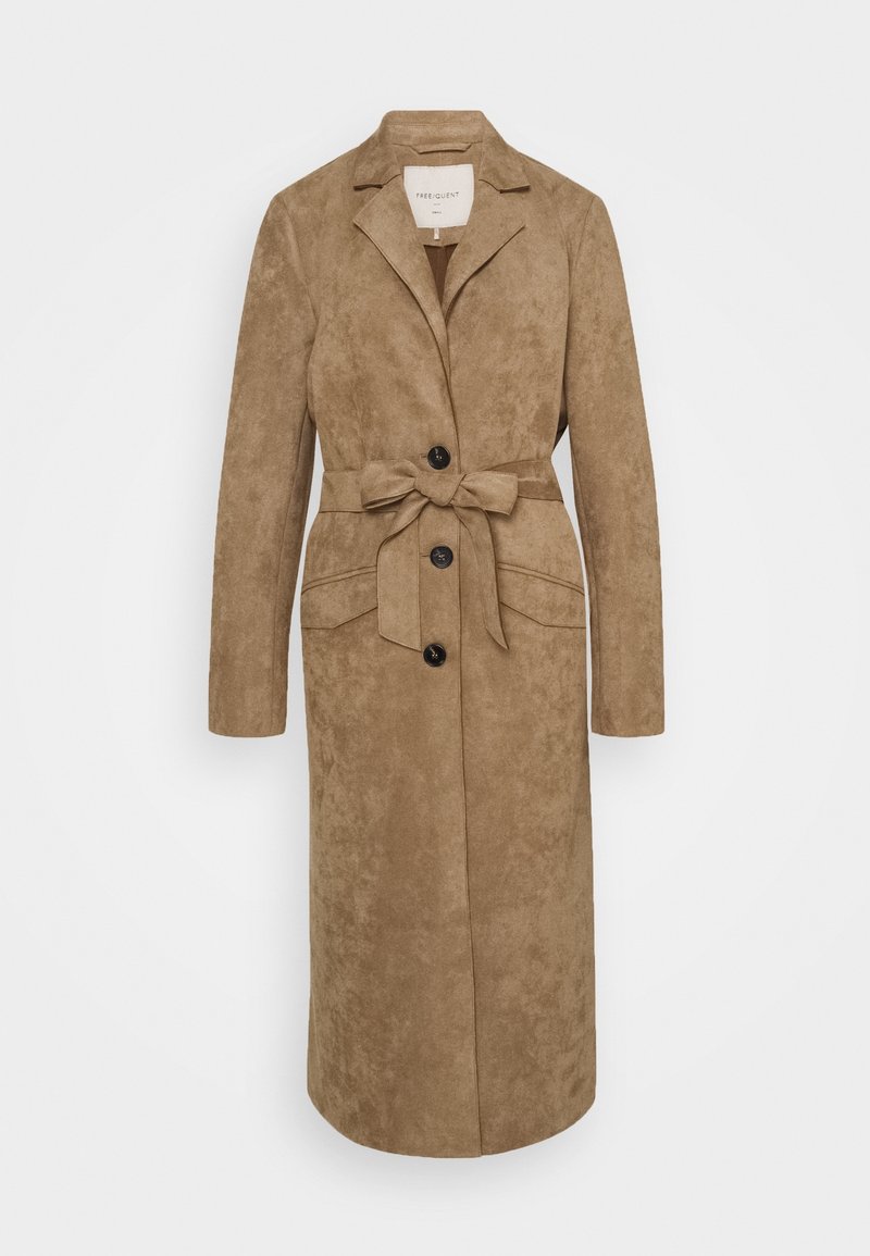 Tan, lång kappa i ett mjukt, mockaliknande material med knytrem och avslutad med två framfickor och svart knappstängning.