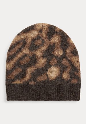 Hnedá a béžová leopardia pletená čiapka s rebrovaným tmavohnedým lemom a malým vyšitým logom na dolnom okraji.