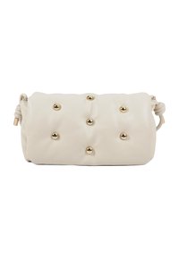 Borsa a pochette color crema con un design trapuntato, dotata di borchie in metallo dorato distribuite uniformemente sulla parte anteriore e una maniglia laterale annodata.