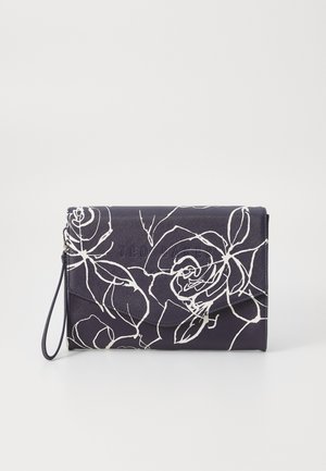 Marineblaue Leder-Clutch mit weißem Blumenmuster, verfügt über ein Umschlag-Design, einen Handgelenkriemen und ein geprägtetes Logodetail. Die Oberfläche wirkt glatt.