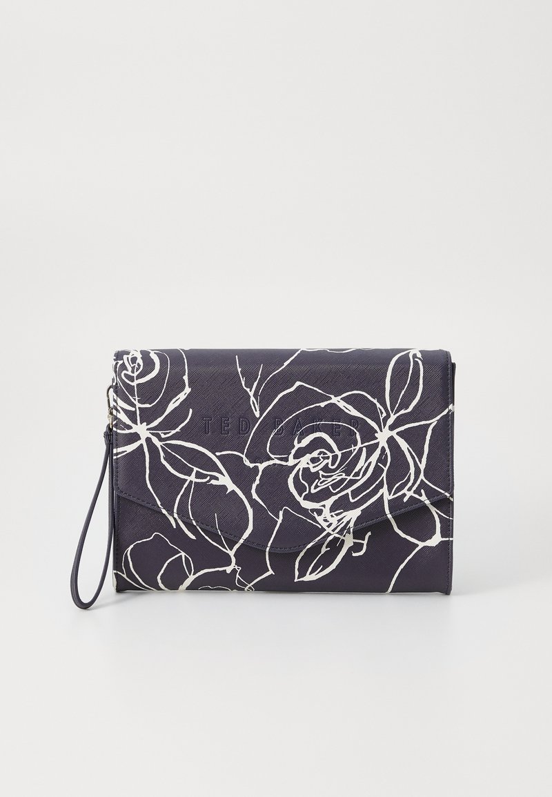 Marine læder clutch med hvid blomstermønster, med fold-over design, håndledsrem og præget logo-detalje. Overfladen ser glat ud.