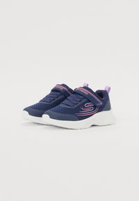 Zapatillas deportivas de marina con parte superior de malla, cuello acolchado y correa de velcro. Presentan detalles en rosa y una suela de goma blanca. Diseño ligero.