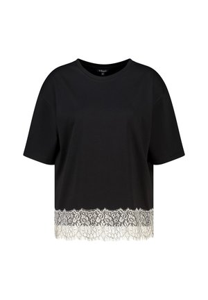 Blouse noire à manches courtes avec encolure ronde et bordure en dentelle florale blanche le long de l'ourlet.