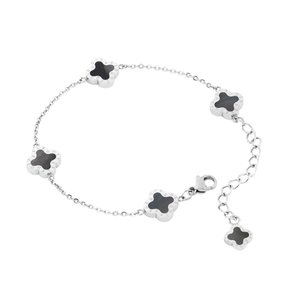 Silbernes Kettenarmband mit fünf schwarzen, vierblättrigen Kleeblatt-Anhängern und einem Karabinerverschluss mit verstellbarem Verlängerungskettchen.