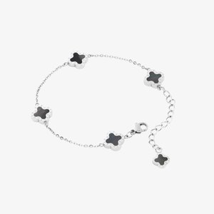 Silbernes Kettenarmband mit fünf schwarzen, vierblättrigen Kleeblatt-Anhängern und einem Karabinerverschluss mit verstellbarem Verlängerungskettchen.