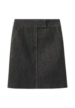 Falda vaquera negra con bolsillos delanteros, cinturilla ancha y detalles visibles de costuras verticales y diagonales.