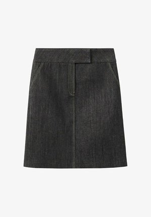 Falda vaquera negra con bolsillos delanteros, cinturilla ancha y detalles visibles de costuras verticales y diagonales.