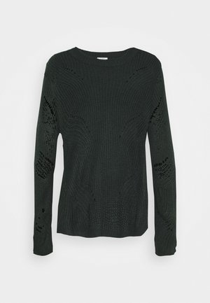 Ciemnozielony sweter wykonany na drutach, z okrągłym dekoltem, ozdobiony teksturowymi wzorami oraz ażurowymi detalami na rękawach i na korpusie.