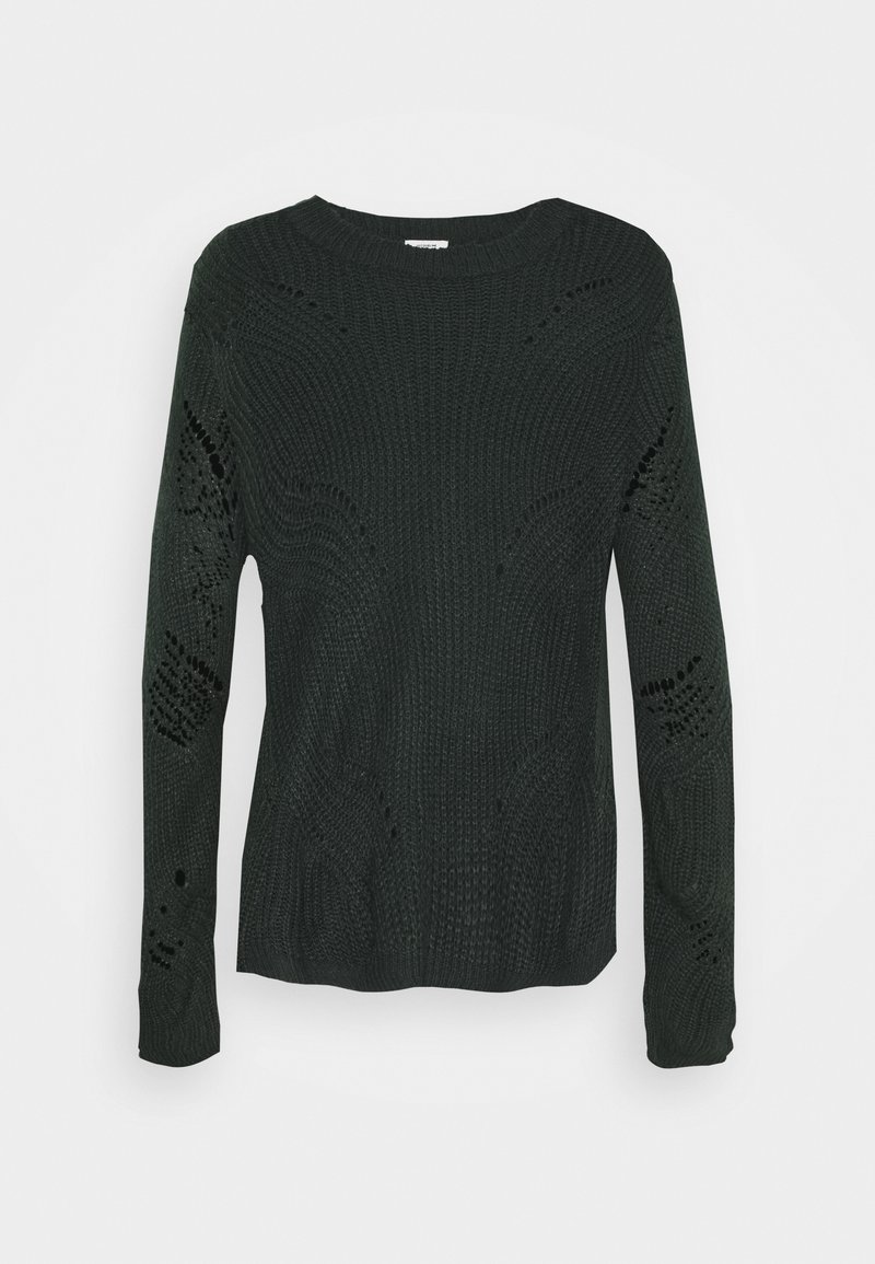 Mörkgrön stickad tröja med rund halsringning, med texturerade mönster och öppna stickdetaljer på ärmarna och kroppen.