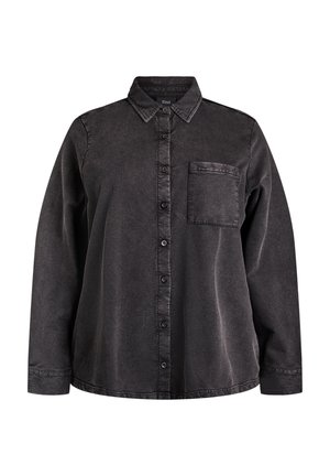 Crna traper košulja s dugim rukavima, kopčanjem na gumbe sprijeda, špicastim ovratnikom, jednim džepom na prsima i mekanom teksturom. Blago opuštenog kroja.