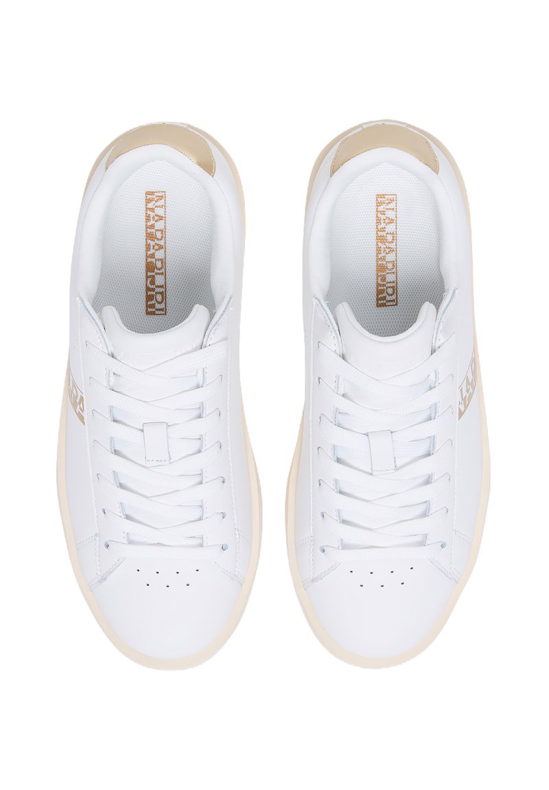 Zapatillas blancas de cuero con un acabado suave, acentos beige en contraste, cordones planos y perforaciones en la puntera para transpirabilidad.