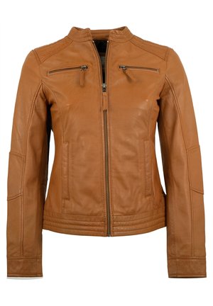 Brązowa skórzana kurtka z przednim zamkiem błyskawicznym, dwoma zamykanymi na zamek błyskawiczny kieszeniami na piersi oraz przeszyciami na rękawach i dole kurtki.