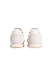 Sneakers beige chiaro realizzati in suede e pelle, con punta rotonda e suola in gomma testurizzata. Presentano un design minimalista e accenti morbidi.