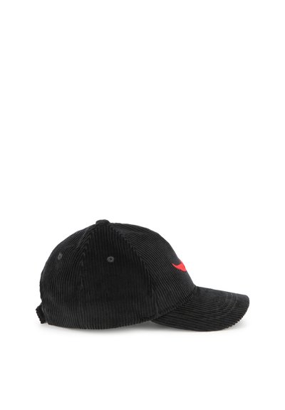 Cappello in velluto a coste nero con visiera curva, caratterizzato da un logo ricamato rosso sul davanti e cuciture rinforzate sulle cuciture.