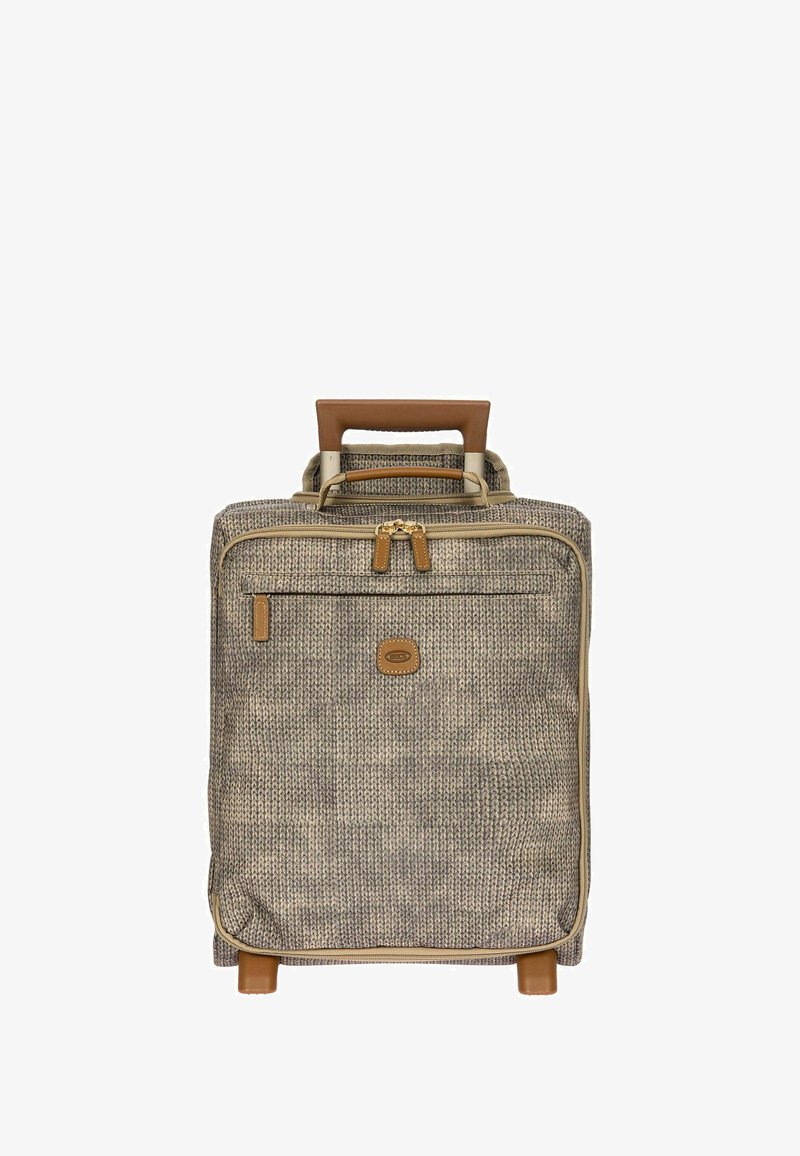 Valise en tissu tissé beige et marron avec une surface texturée, poignée en cuir marron, double zips et détail de poche avant.