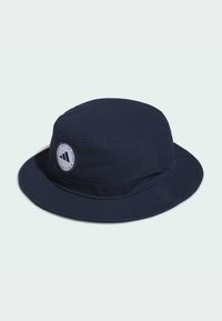 Marine blauwe bucket hat gemaakt van katoen, met een ronde kroon en brede rand. Voorzien van een cirkelvormige logo patch aan de zijkant.