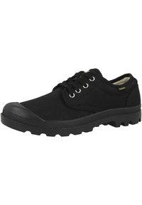 Chaussure basse en toile noire avec embout en caoutchouc, lacets ronds, œillets métalliques et semelle en caoutchouc texturée antidérapante.