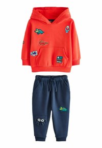 Orange hoodie med blandede stoflapper, der har en frontlomme. Matchende marineblå sweatpants med elastisk talje og broderede designs.