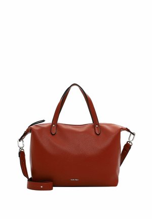 Sac à main en cuir rouge texturé avec poignées supérieures doubles et une sangle ajustable. Doté de quincaillerie en acier inoxydable et d'un logo de marque embossé sur le devant.