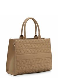 Sac fourre-tout synthétique beige avec une texture à motif de diamant, double anses et un panneau avant avec logo. Forme structurée et finition lisse.