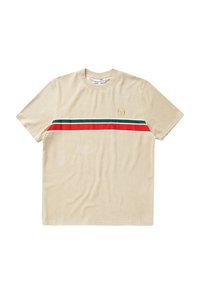 Camiseta beige de manga corta hecha de algodón suave, con rayas horizontales en rojo, verde y blanco, y un pequeño logo dorado en el pecho.