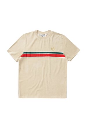 Béžové tričko s krátkým rukávem z měkké bavlny, zdobené vodorovnými červenými, zelenými a bílými pruhy a malým zlatým logem na hrudi.