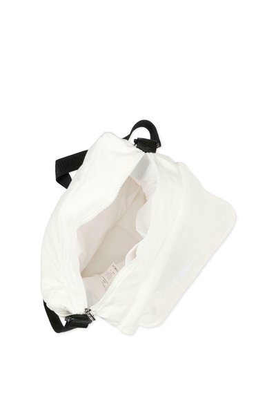 Hvid stofpose med en tekstureret yderside, en sort lynlåsåbning og et enkelt design, der fremviser et rummeligt indre.