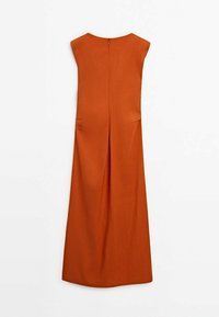 Robe midi sans manches orange brûlé avec fermeture éclair dans le dos et plis subtils, présentée à plat sur fond blanc.