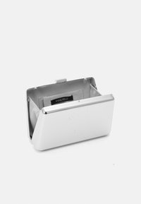 Silverfärgad metallklatchplånbok med en slät yta, rektangulär form och gångjärnsöppning. Insidan har en mjuk gråfodring och logomärke.