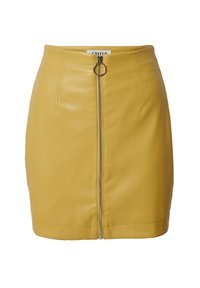 Gelber Leder-Minirock mit einem Frontreißverschluss und einem runden Ring-Zipper, der vertikale Nahtdetails und eine glatte Textur aufweist.