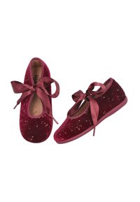 Bailarinas de terciopelo burdeos con un acabado suave, punta redondeada y cintas de satén, que presentan una superficie texturada con un sutil brillo.