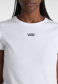 Hvid bomulds t-shirt med rund hals, prydet med et sort "VANS" logo på brystet. Korte ærmer og blød tekstur.