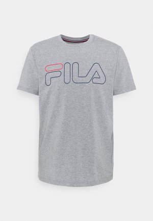 Jasnoszara koszulka z krótkim rękawem i okrągłym dekoltem z obrysowanym logo FILA w granatowym i czerwonym kolorze na przodzie.