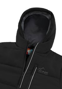 Schwarze gesteppte Jacke mit Kapuze, grauem Innenfutter, Reißverschluss vorne und Brusttasche. Logo auf der oberen linken Seite angebracht.