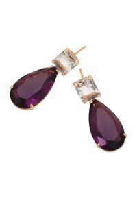 Zelta krāsas auskari ar asaru formas purpura dārgakmeni un kvadrātveida caurspīdīgu kristālu, kas nostiprināti ar āķu turētājiem.