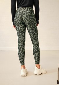 Next YOGA - Legíny - kalhoty  - khaki green animal