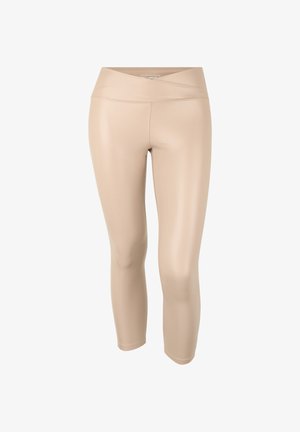 Leggings color nudo con una texture morbida e lucida, caratterizzate da una fascia in vita incrociata e una forma aderente. Senza motivi o elementi metallici visibili.