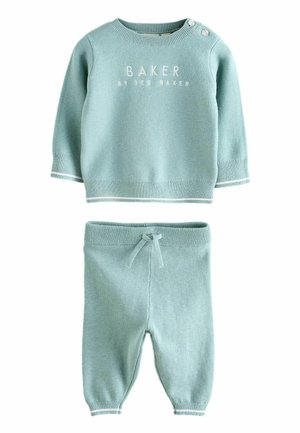 Blød blågrøn strikket babytrøje og matchende bukser med teksten "BAKER BY TED BAKER" på trøjen foran og knapdetaljer på skulderen.