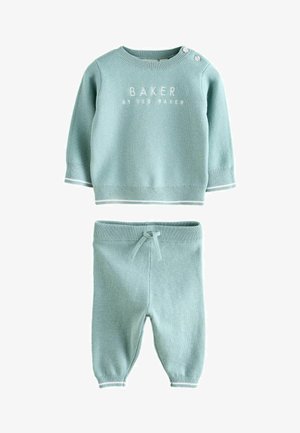 Ensemble pour bébé en tricot doux bleu-vert avec un pull et un pantalon assorti, avec le texte "BAKER BY TED BAKER" sur le devant du pull et des détails de boutons à l'épaule.