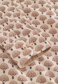 Camicia beige con bottoni, caratterizzata da un motivo ripetitivo di ventagli marroni con accenti blu navy. Tessuto morbido con una superficie liscia e un design del colletto standard.
