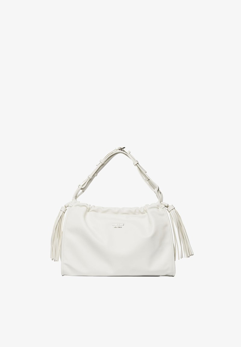 Sac à main blanc de forme rectangulaire souple, haut plissé, bandoulière réglable avec nœuds et pompons de chaque côté, marqué "Marc Jacobs New York".