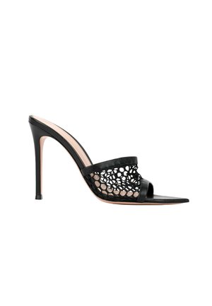 Mule à talon haut noire avec bout ouvert, détail en filet sur le dessus et talon aiguilles fin sur fond blanc.