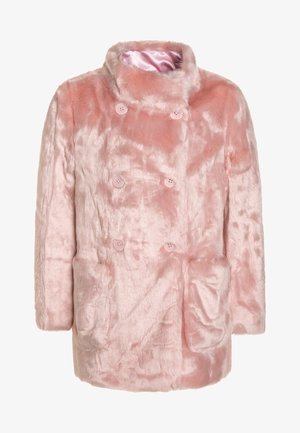 Abrigo de piel sintética de color rosa claro con diseño de doble botonadura, cuello redondo, cuatro botones rosas y dos bolsillos delanteros. Textura suave.